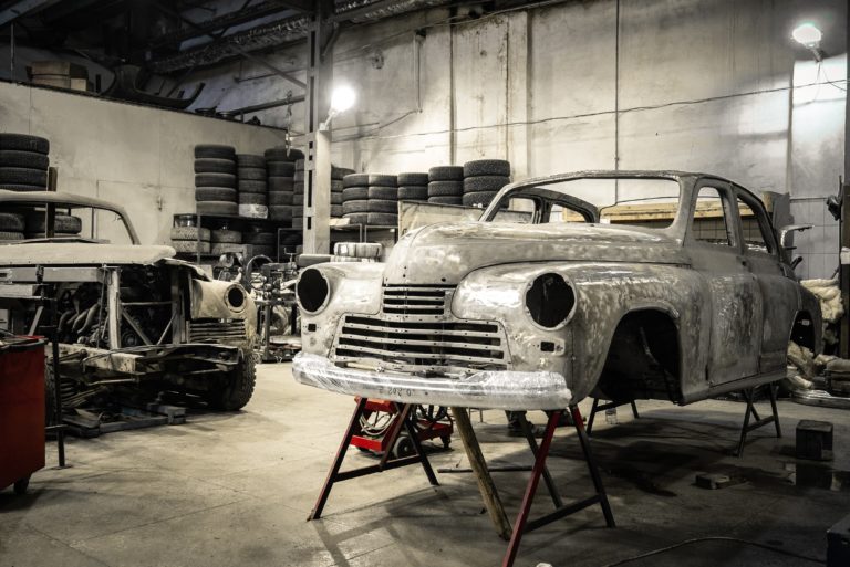 Carcasse d'une voiture dans un garage