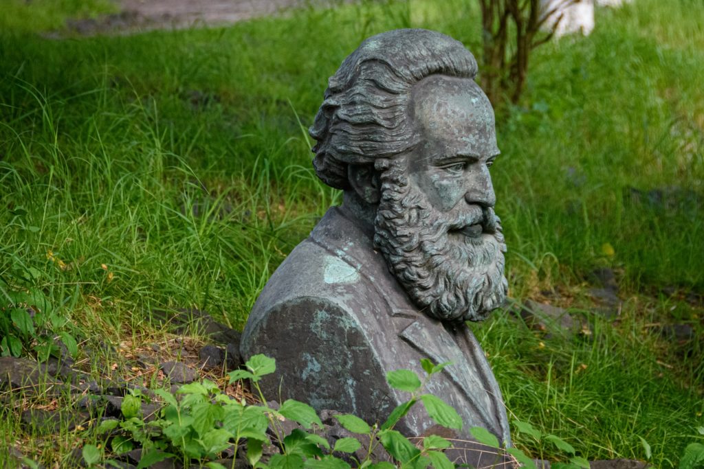 Statue d'un penseur socialiste célèbre