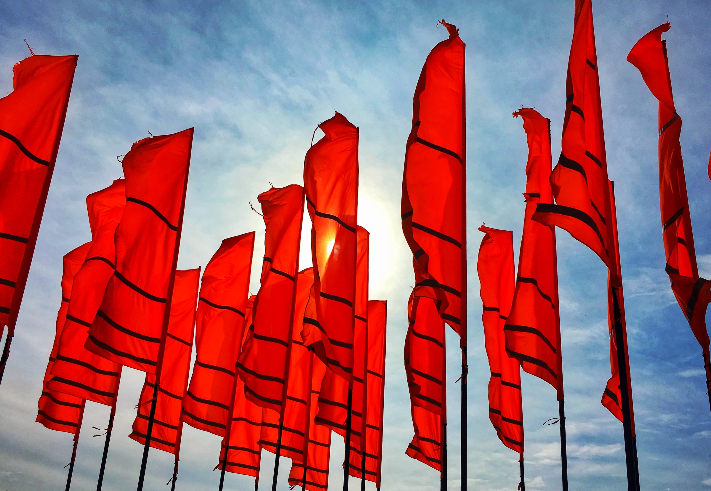 Un tas de drapeaux rouges volant dans les airs, Bernd 📷 Dittrich (@hdbernd) Hôtel de Ville de Marseille, 2022. Trouvée sur Unsplash.com