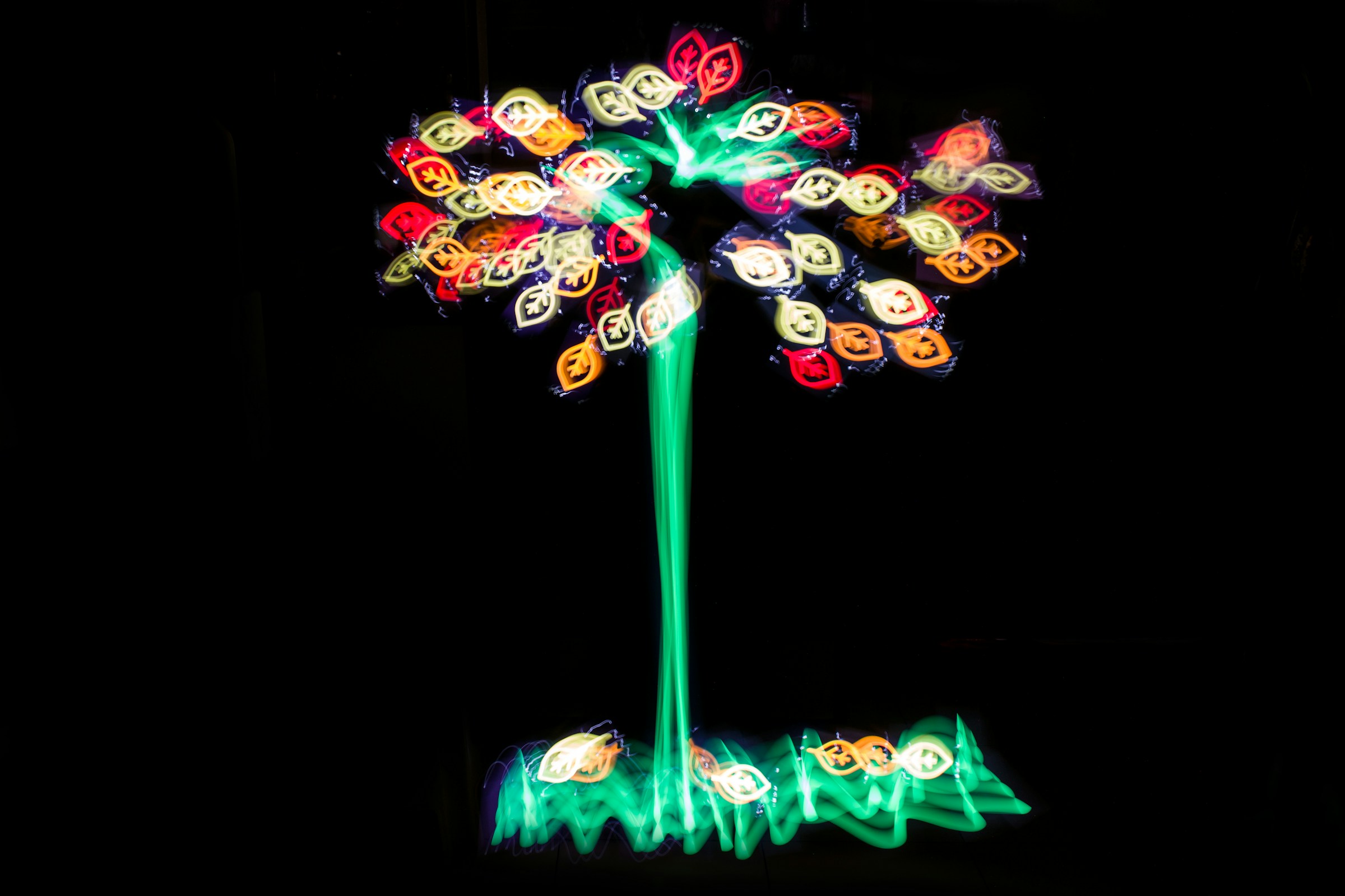 Arbres en néons, photo par Sonika Agarwal