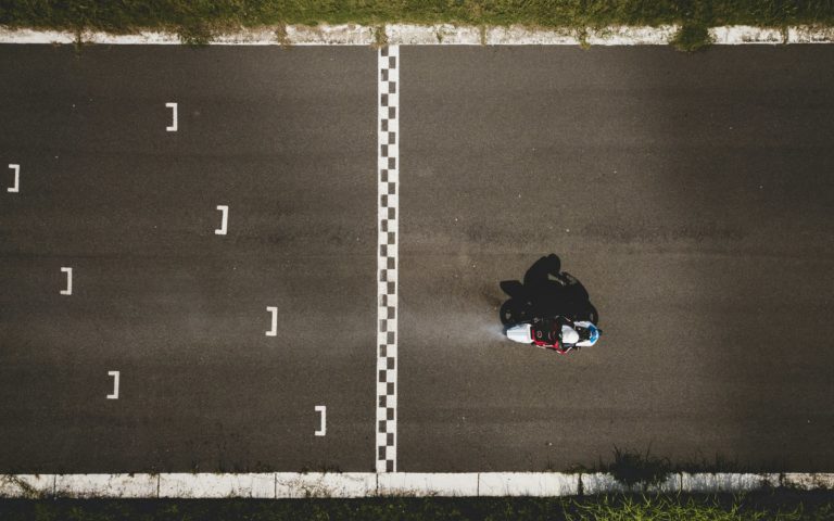 Une ligne d'arrivée d'une course moto, photo de Photo de Anton Shuvalov, libre de droit, trouvée sur Unsplash.